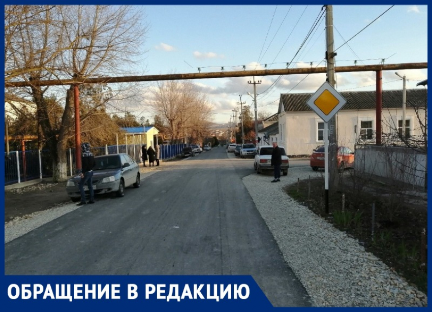 Переходя дорогу возле школы в станице Анапской, дети рискуют попасть под колёса автомобиля