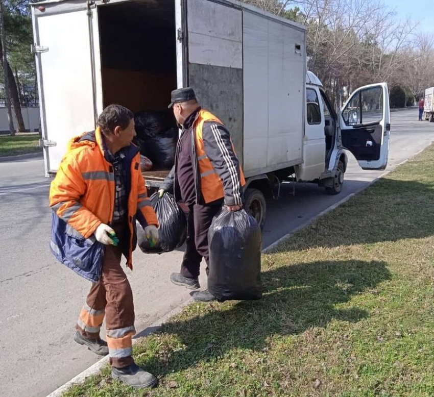 Пионерский проспект в Анапе готовят к курортному сезону