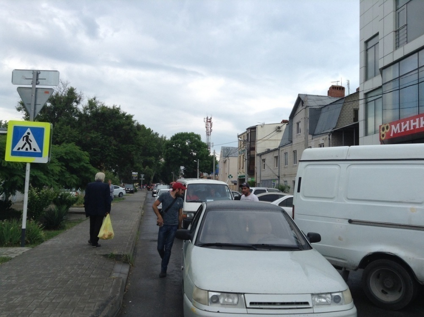 После столкновения двух автомобилей, в Анапе на улице Краснозеленых начался транспортный коллапс