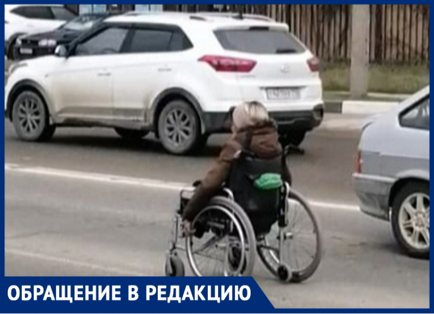 Женщина в инвалидной коляске попрошайничает на проезжей части в Анапе, рискуя жизнью