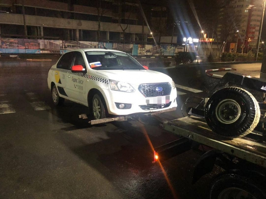 В Анапе на ул. Омелькова полицейские задержали неадекватного таксиста