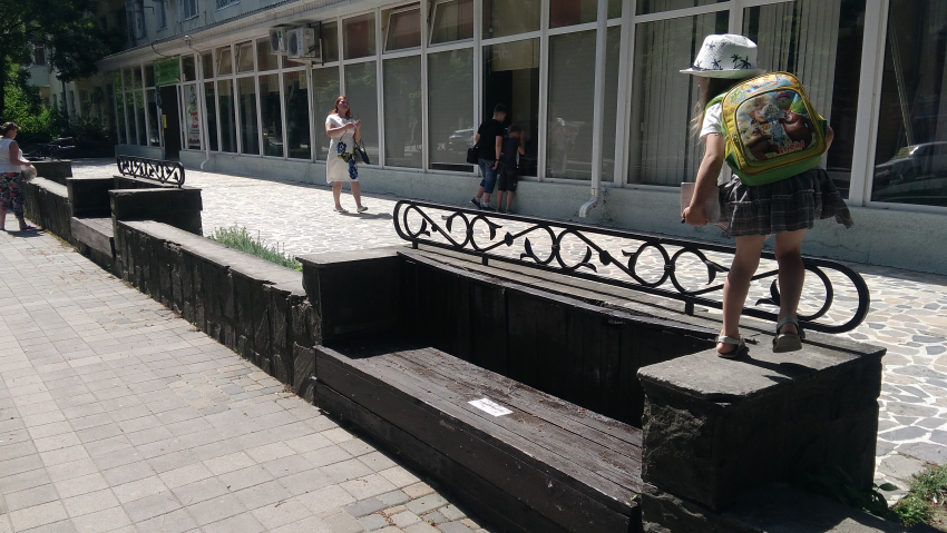 Не прошло и недели, а лавочки в центре города отремонтировали