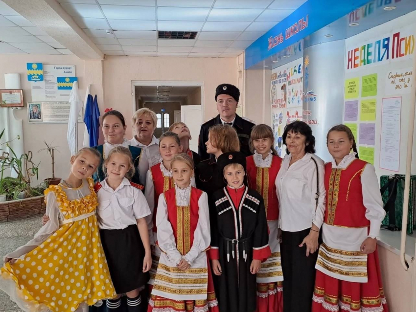 Более 34 тысяч рублей собрали на ярмарке «Своих не бросаем» в школе под Анапой