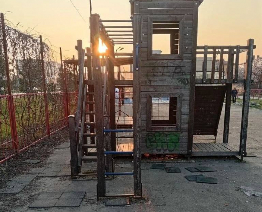 Жители Анапы пожаловались на аварийное состояние детской площадки в Алексеевке