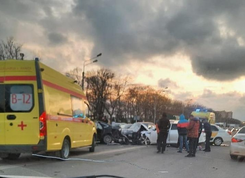 В Анапе массовая авария с шестью автомобилями: три человека пострадали 