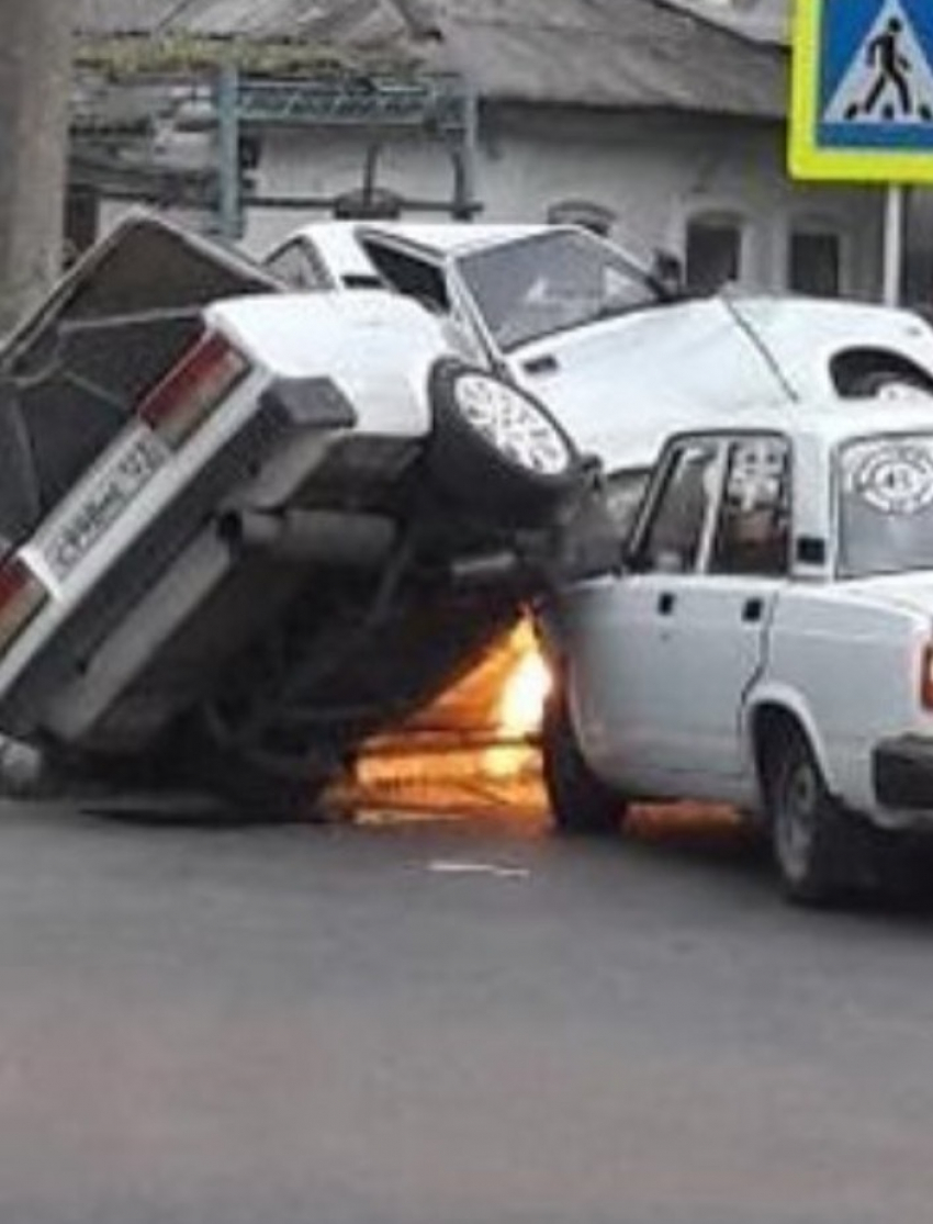 В Анапе на перекрестке Краснодарской и Советской «нашли» друг друга две «семерки»  