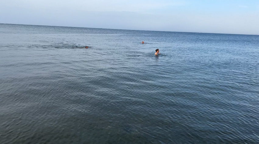 За неделю до зимы люди с удовольствием купаются в Чёрном море у берегов Анапы