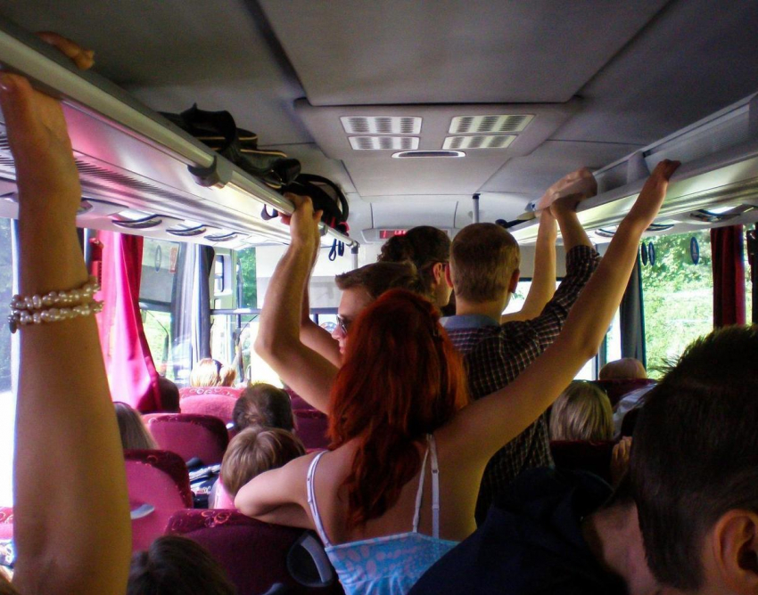 Анапчане обсуждают, нужно ли запретить отдыхающим ездить в автобусах по городу