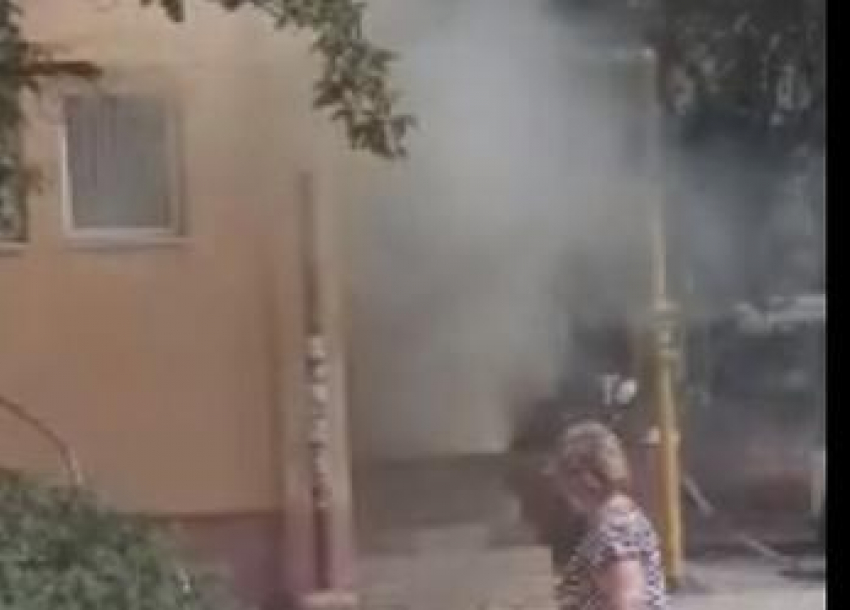 Прямо сейчас! В Анапе на улице Стахановской горит жилой дом