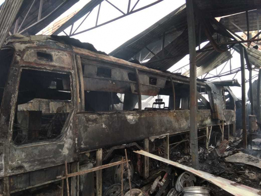В станице Анапской крупный пожар: загорелась СТО, сгорел пассажирский автобус