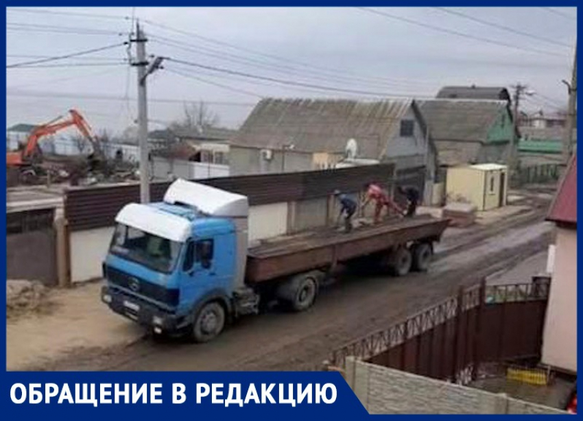 В Благовещенской, на ул. Школьной, самосвалы месят грязь, а землю вывозят на кладбище