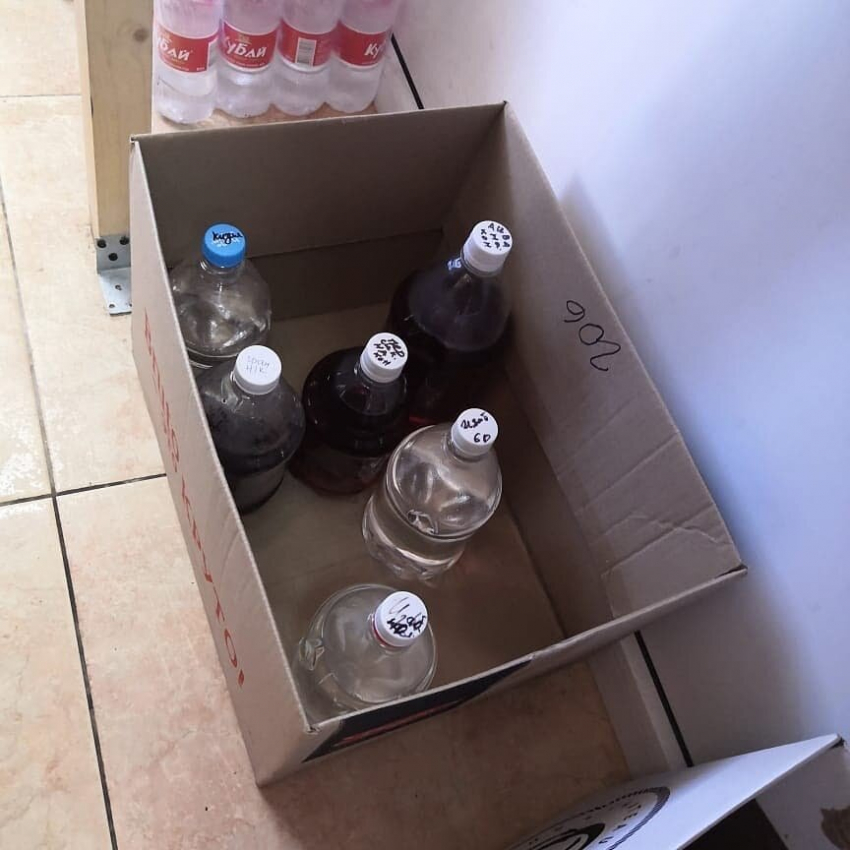В Анапе полицейские накрыли бар и изъяли почти 300 литров «левого» алкоголя