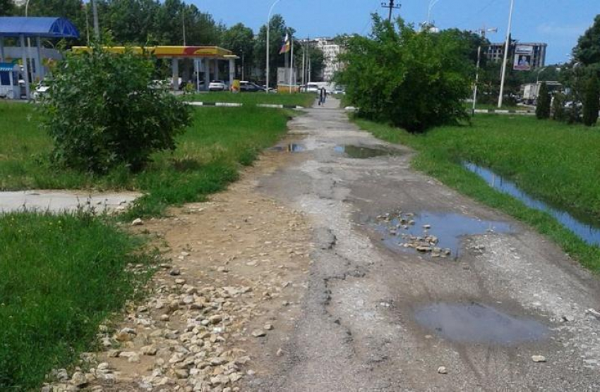 «Третий год пишу об этом»: анапчанин о пугающем состоянии тротуара в Анапе