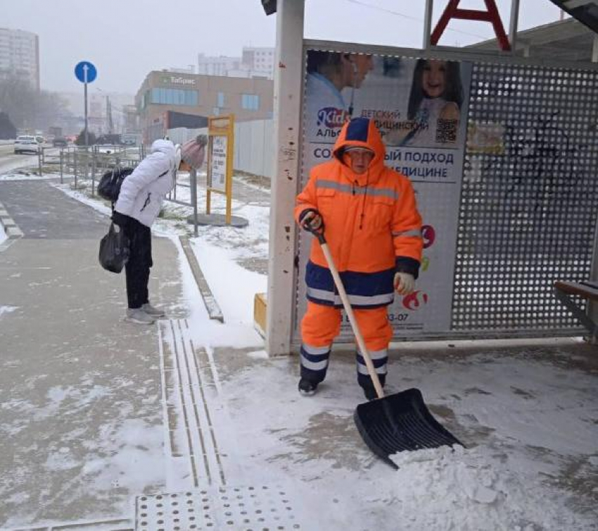 Последствия снега и ураганного ветра устраняют в Анапе