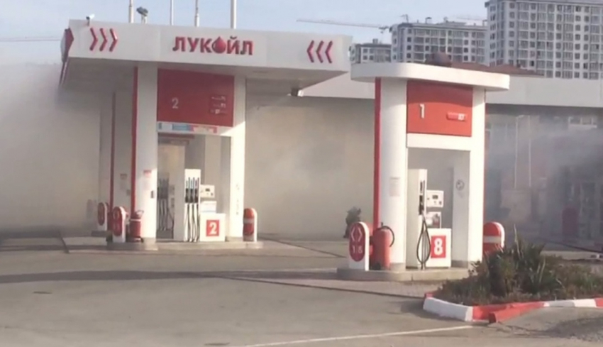 Прямо сейчас! В Анапе на бензозаправке пожар, сгорела «Газель»: есть видео