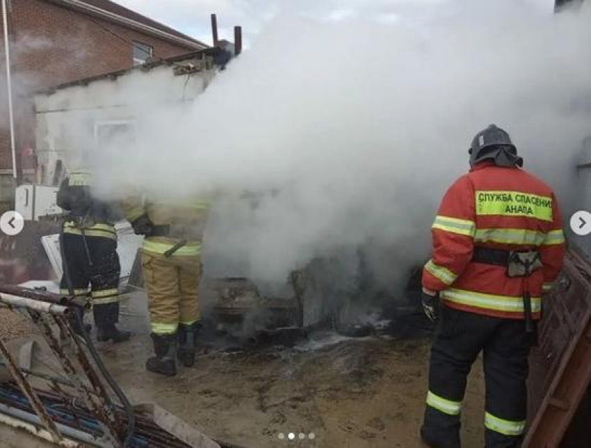 В Анапе из ломбарда украли монеты, а в Анапской сожгли автомобиль 