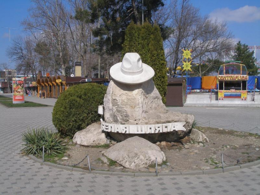 Памятник шляпе в Анапе: история самого летнего символа курорта