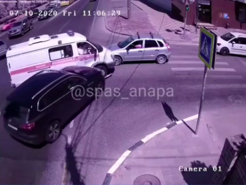 В Анапе внедорожник протаранил автомобиль «Скорой помощи"
