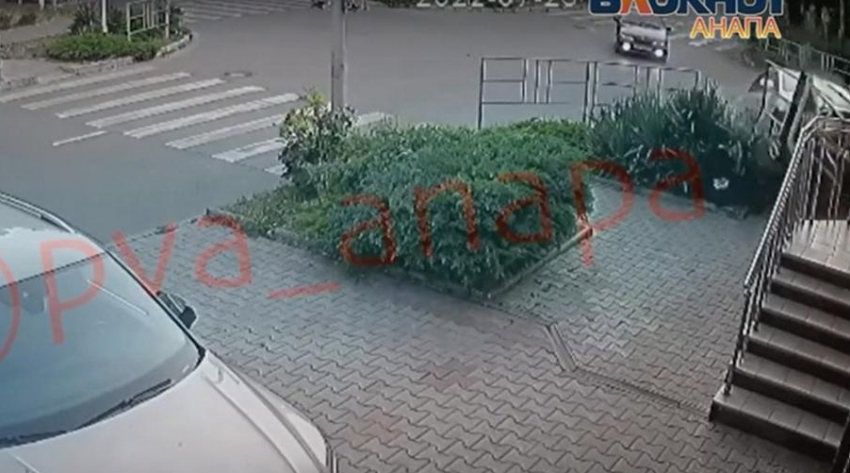 Появилось видео смертельного ДТП на улице Астраханской в Анапе