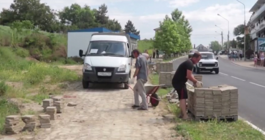 Тротуарную плитку в Анапском Витязево обещают доложить к началу сезона