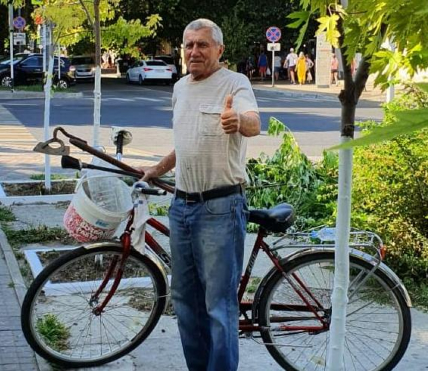 В Анапе пенсионер Николай Кадацкий спасает деревья