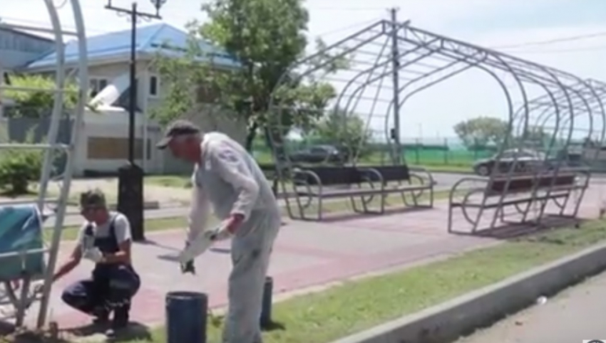 На улице Тургенева в Анапе ремонтируют беседки