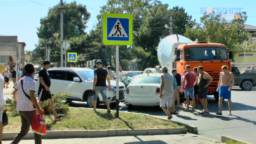 Тройное ДТП в Анапе: бетономешалка и внедорожник жёстко смяли легковушку 