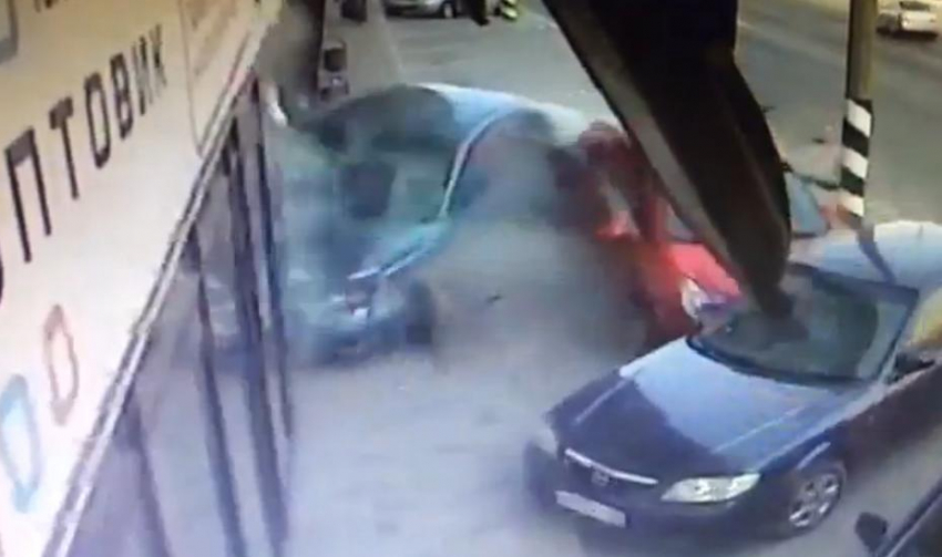 В Анапе автомобиль протаранил магазин: появилось видео момента аварии
