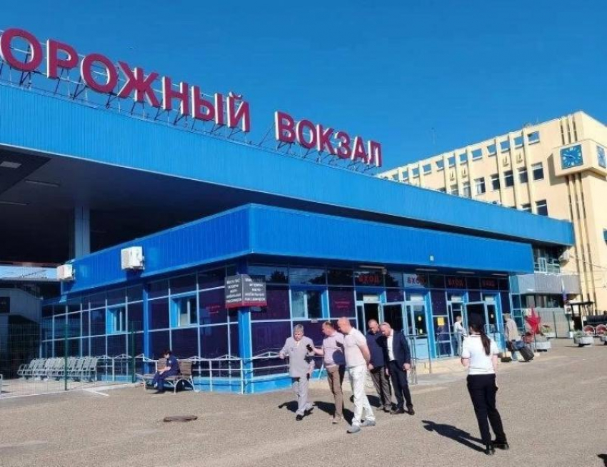 У вокзала Анапы начали наводить порядок: обочины подсыпали, мусор вывозят, поле выкосить ещё предстоит