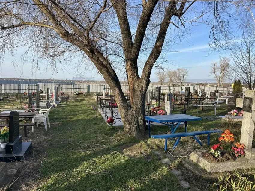 В Анапе начали уборку кладбищ к Пасхе и Радонице
