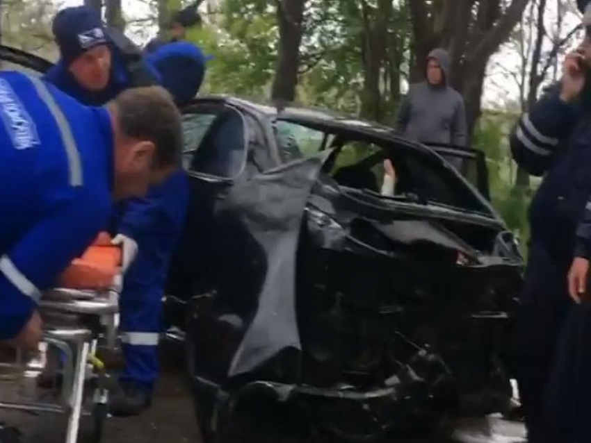 В Анапе виновник ДТП сбежал, бросив пассажира в искореженной машине. Видео