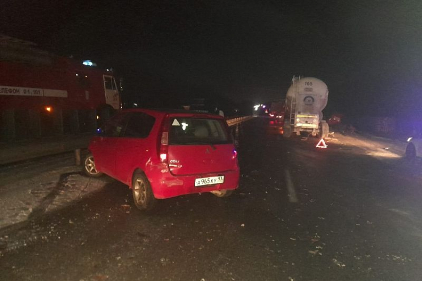 На трассе между Анапой и Краснодаром из-за наледи в ДТП попали сразу 9 автомобилей