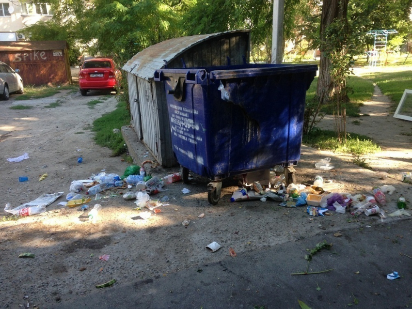 Зловонная куча: мусоровозы в Анапе оставляют после себя вонючий след