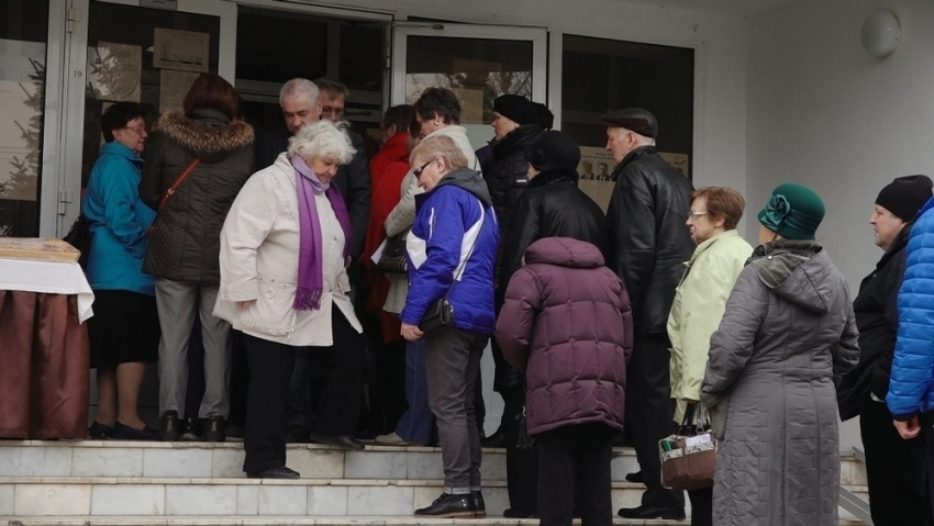 В Анапе на Пионерском проспекте образовалась длинная очередь из желающих проголосовать