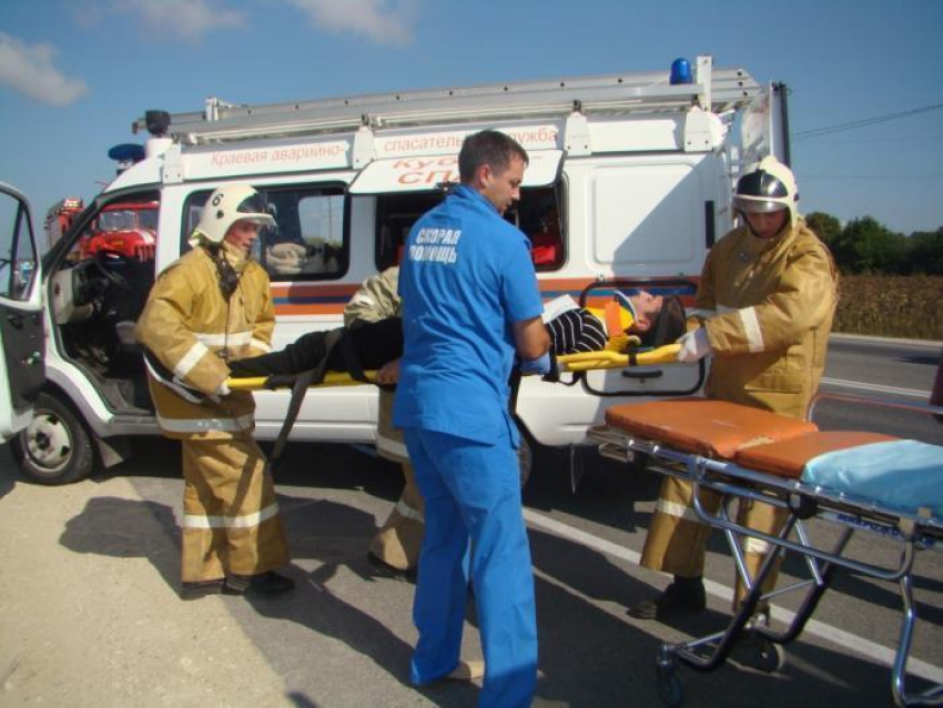 Вой сирен, пострадавшие на носилках: в районе ЖД вокзала Анапы спасатели устроили аварию