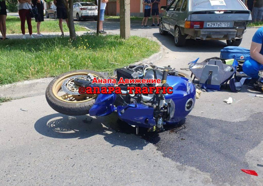 На улице Краснодарской в Анапе водитель «Лады» насмерть сбил мотоциклиста