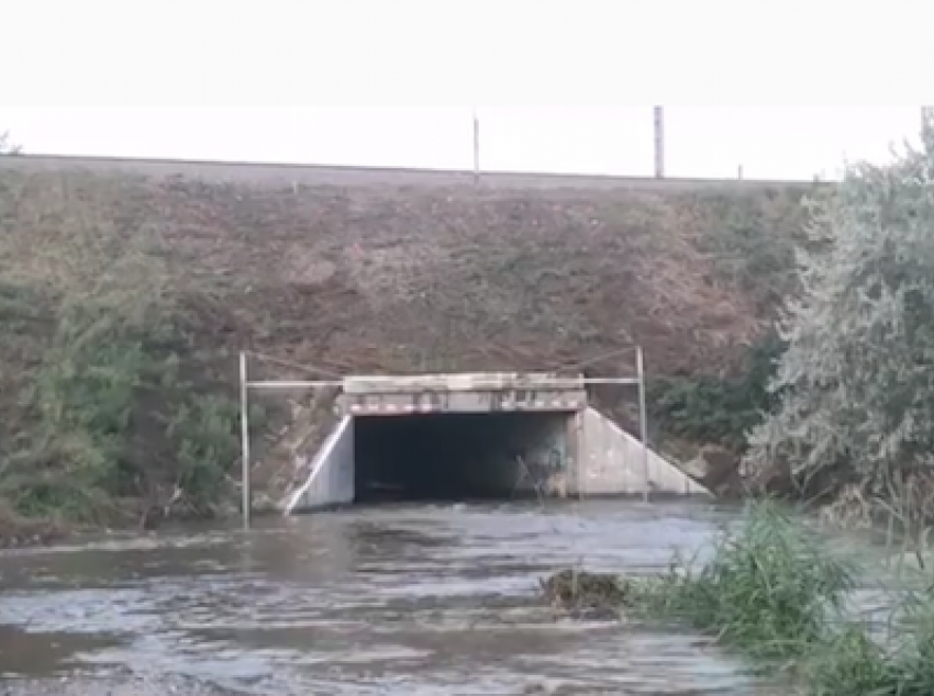Проезд под ж/д тоннелем через поселок Пятихатки затопила река Можепсин