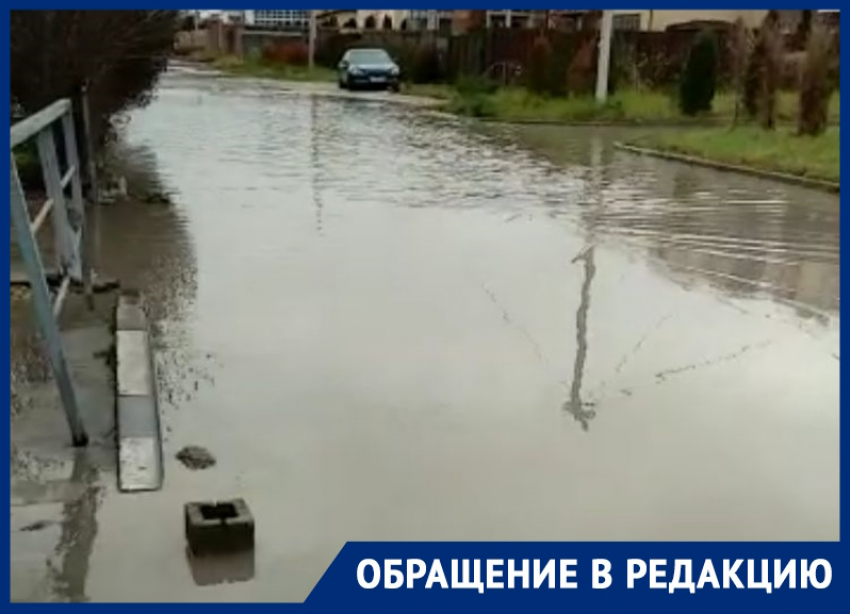 «В Анапе после дождя улица Садовая уходит под воду»: анапчанка просит помощи 