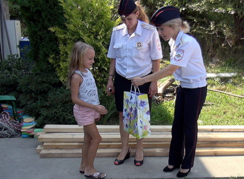 Анапские полицейские помогают детям собраться в школу