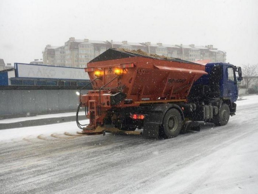 В Анапе дороги от снега очищают более 60 человек и около 50 единиц техники