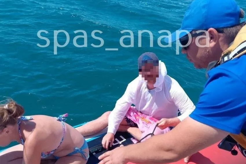Ветер едва не унес двух отдыхающих в открытое море под Анапой