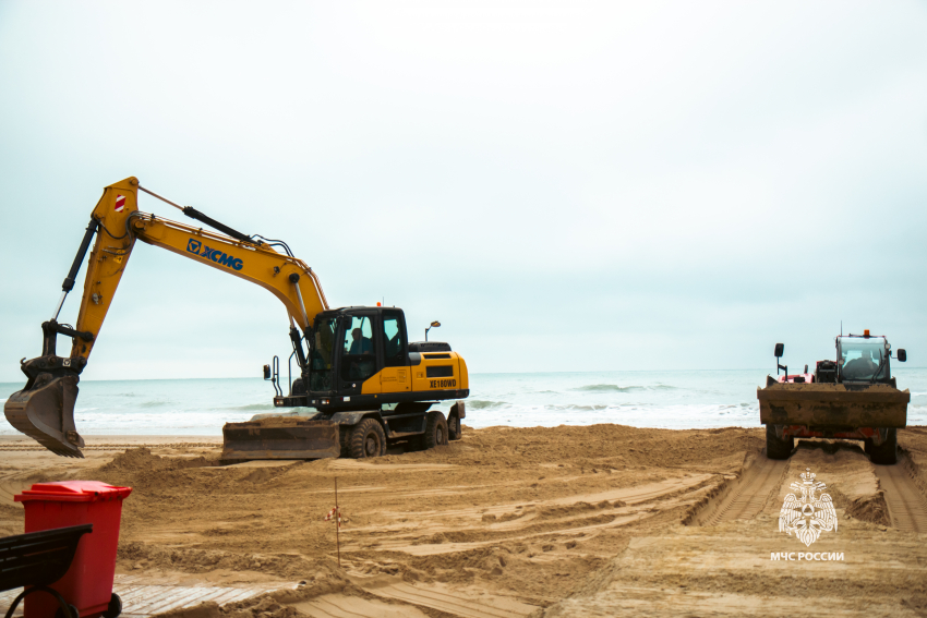 Не просто завоз песка: сегодня на Пионерском проспекте в Анапе укладывают плиты для техники — как идёт восстановление пляжей?