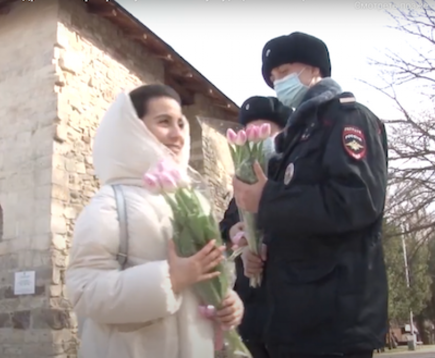 Полицейские Анапы дарили женщинам на улице цветы