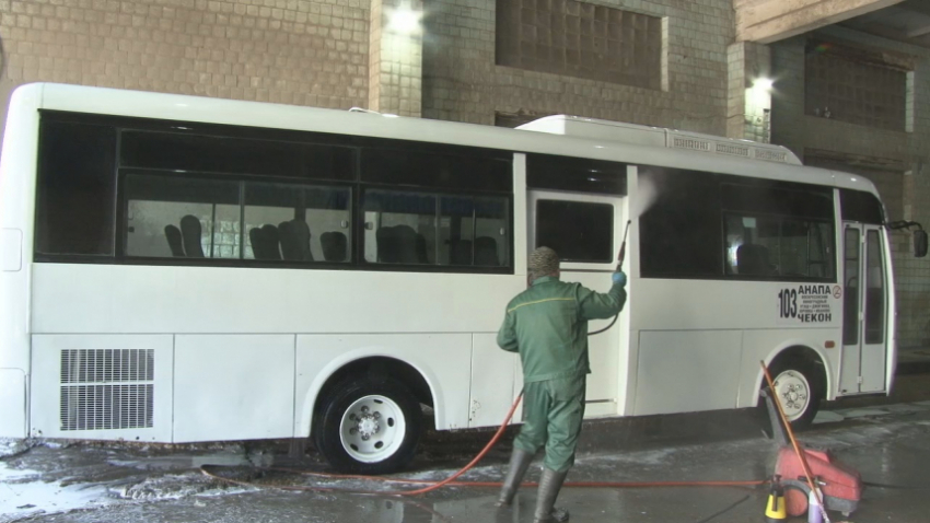 Анапчане считают, что перед дезинфекцией автобусов нужно их помыть