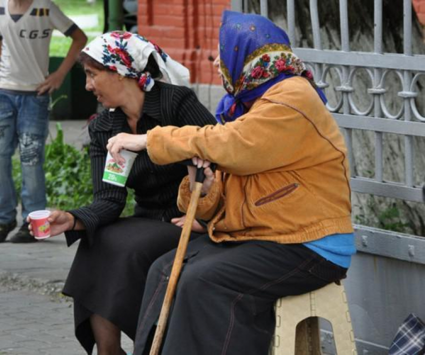Обнаглевшие нищие на улицах Анапы требуют деньги у прохожих