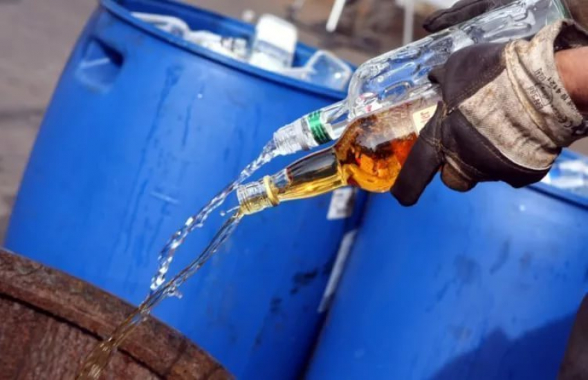 Анапские полицейские уничтожили 600 литров контрафактного алкоголя