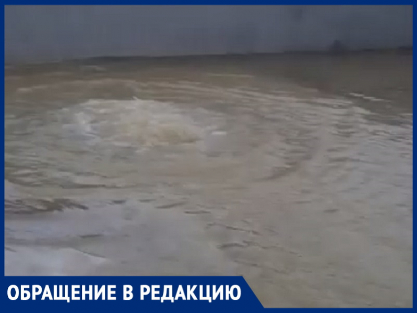 «Наш дом уходит под воду!» – в Анапе на Родниковом проезде топит цокольные квартиры