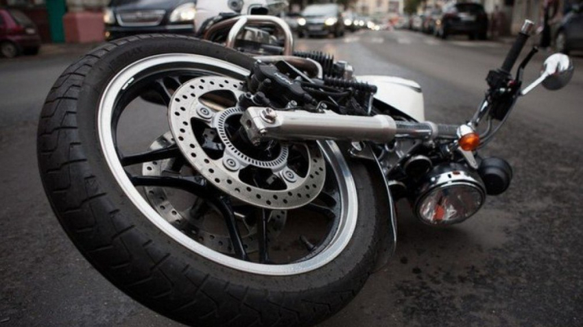 В Витязево под Анапой мопед залетел под колеса «Шевроле»