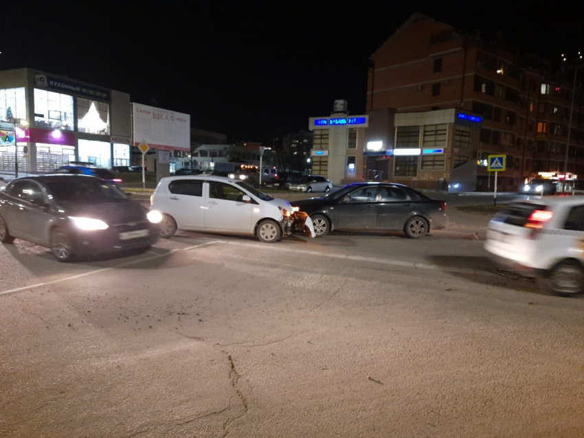 В Анапской горели плавни, а в Анапе столкнулись две легковушки