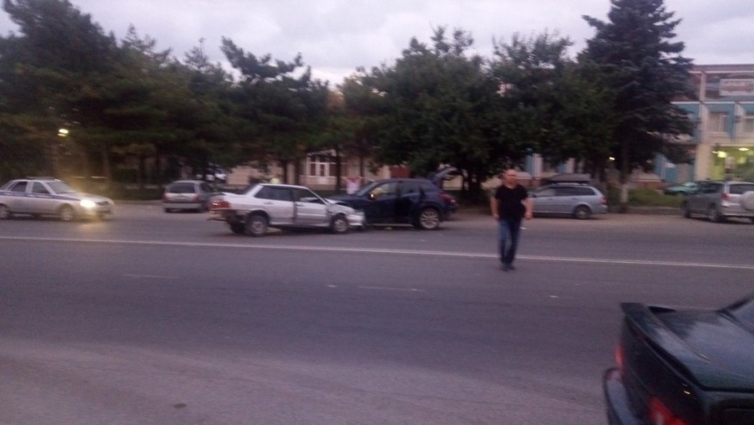 Напротив ПАТП в Анапе машины не поделили дорогу